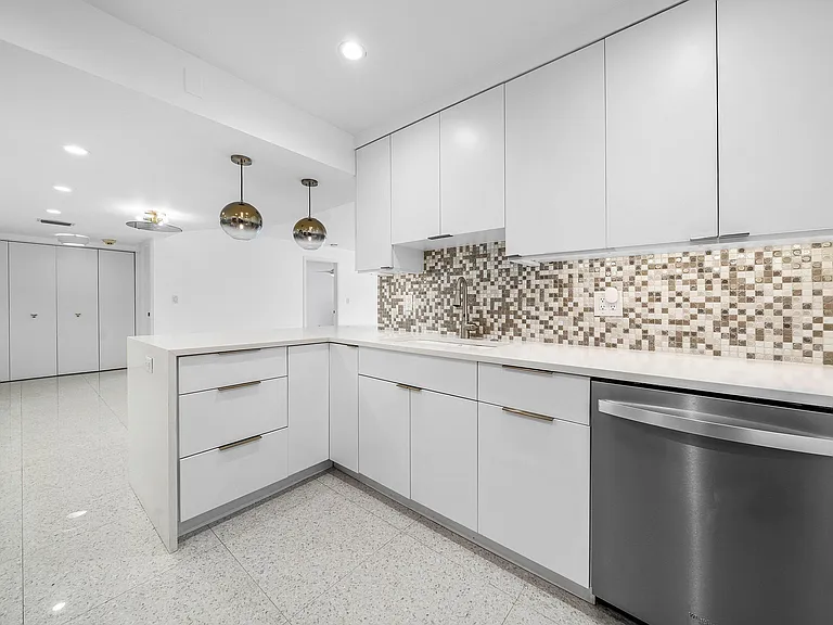 330 SE 20th Ave #408 — Photo 13