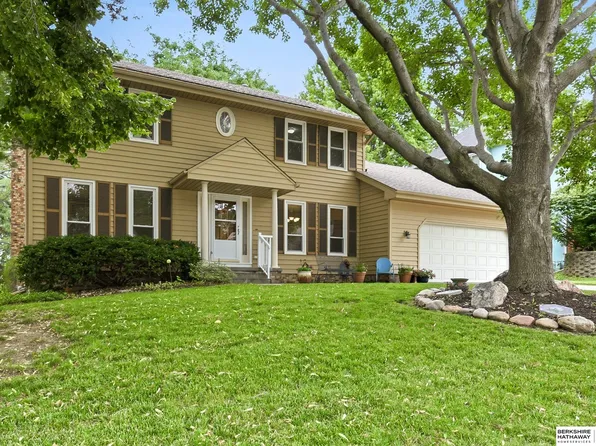 825 Valentine Ln, Papillion, NE 68046