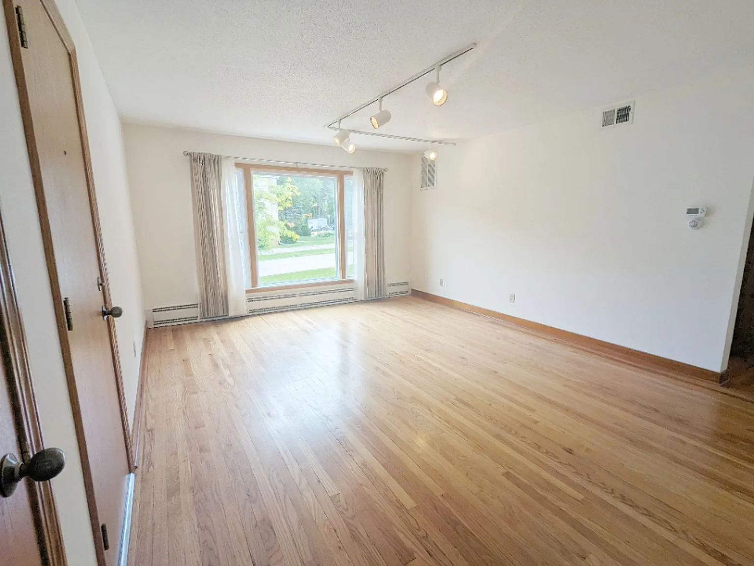 Great Location! 2-bed 1-bath Apartment — Photo 4