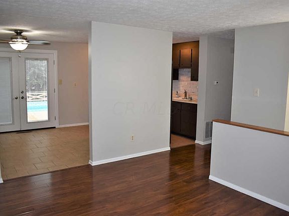 4th image of 2071 Drumlin Dr