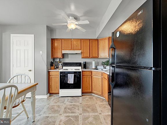 4th image of 660 Hunting Fields Rd