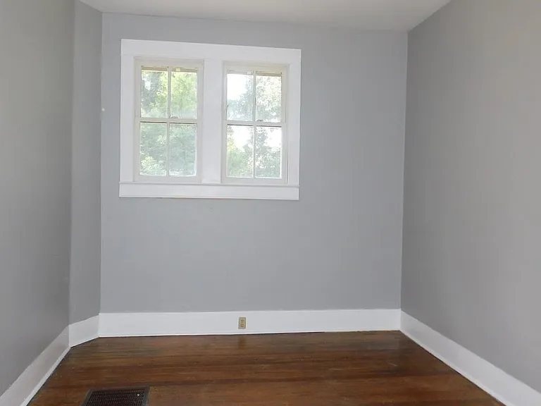 541 NE 11th St — Photo 8