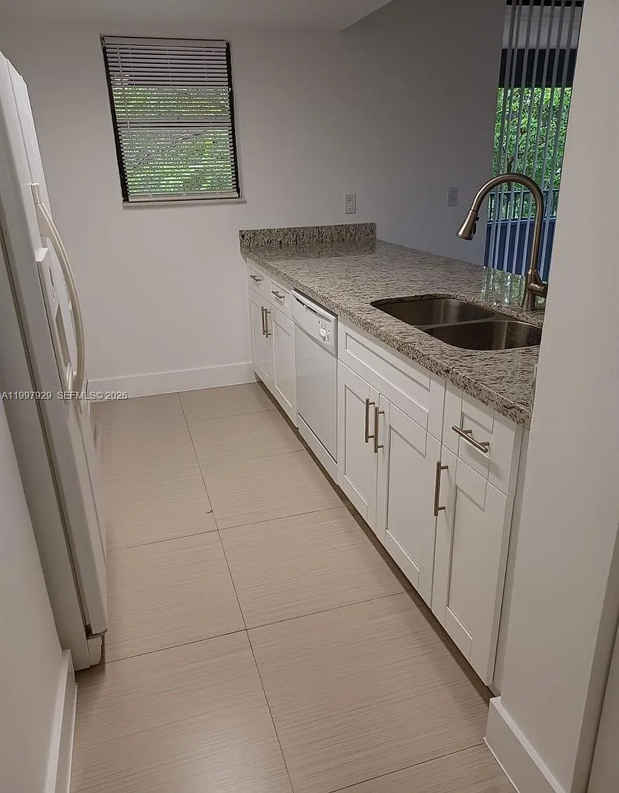 Parkway Grove Condo Part — Photo 4