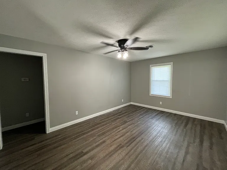 8430 N Dixie Hwy — Photo 13