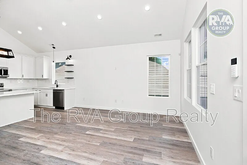 3 bed, 2.5 bath, 1172 sqft, $2,395 — Photo 2