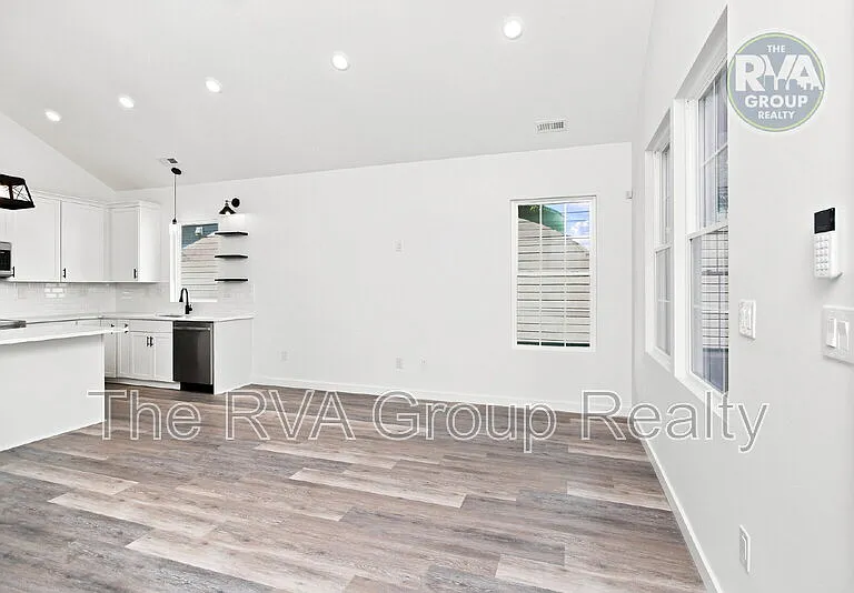 1609 Rogers St — Photo 2