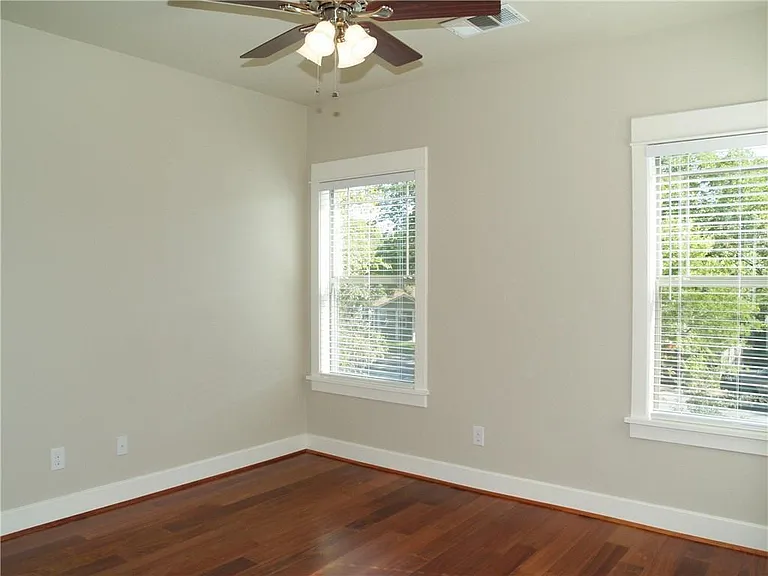 303 Zennia St — Photo 6