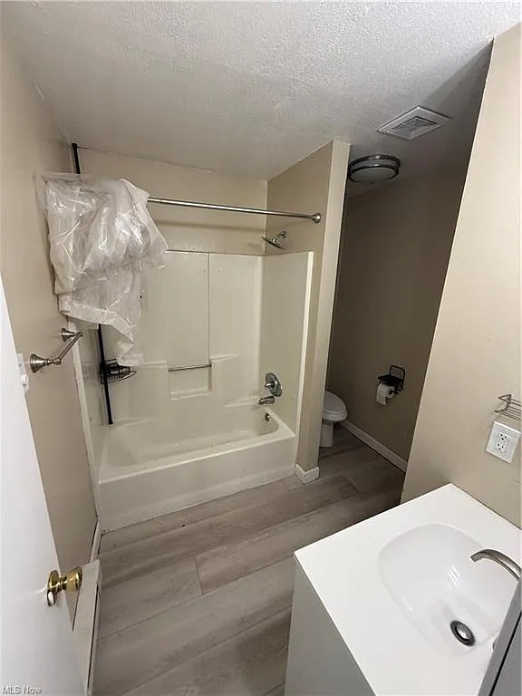 2 bed, 915 sqft, $999 — Photo 2