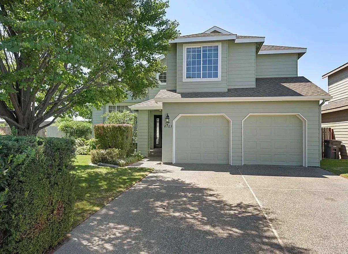 4 bed, 2.5 bath, 2100 sqft, $2,700 — Photo 1