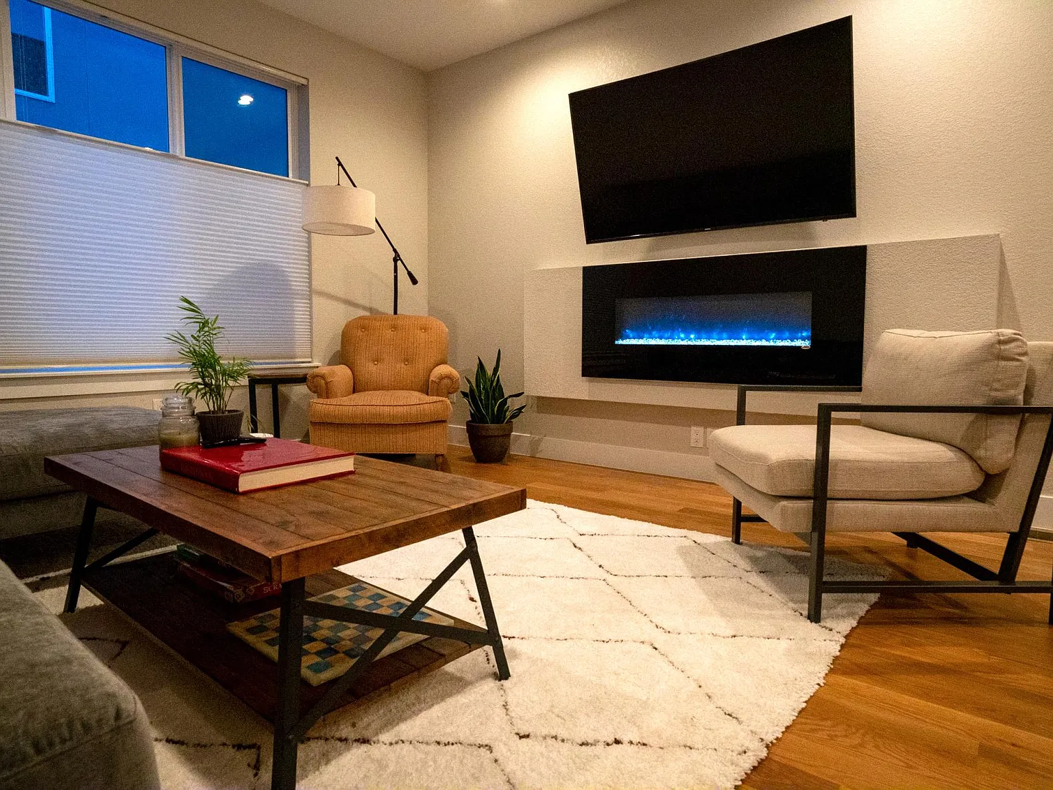 3 bed, 3.5 bath, 1650 sqft, $3,500 — Photo 2