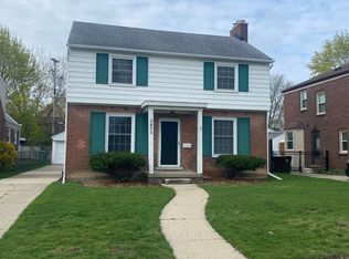 1851 Country Club Dr, Grosse Pointe Woods, MI 48236
