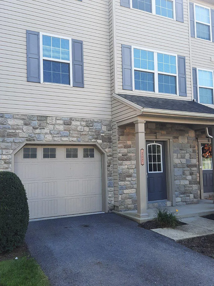3 bed, 2.5 bath, 1920 sqft, $2,195 — Photo 2