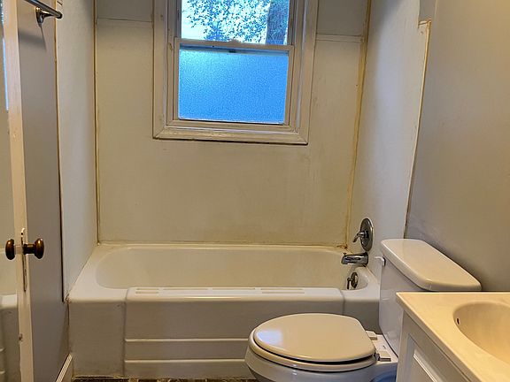4th image of 2032 W Hudson St