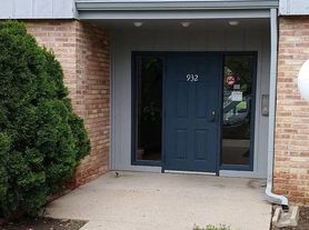 932 E Old Willow Rd, Prospect Heights, IL