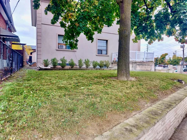 952 Scarlett Rd #2, Toronto, ON M9P 2V7