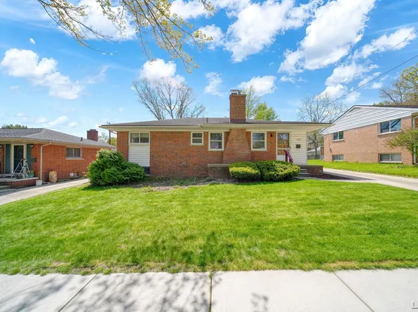 328 Hillcrest Dr, Saline, MI 48176