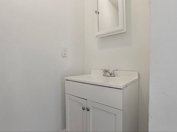 5th image of 255 E 18th Ave