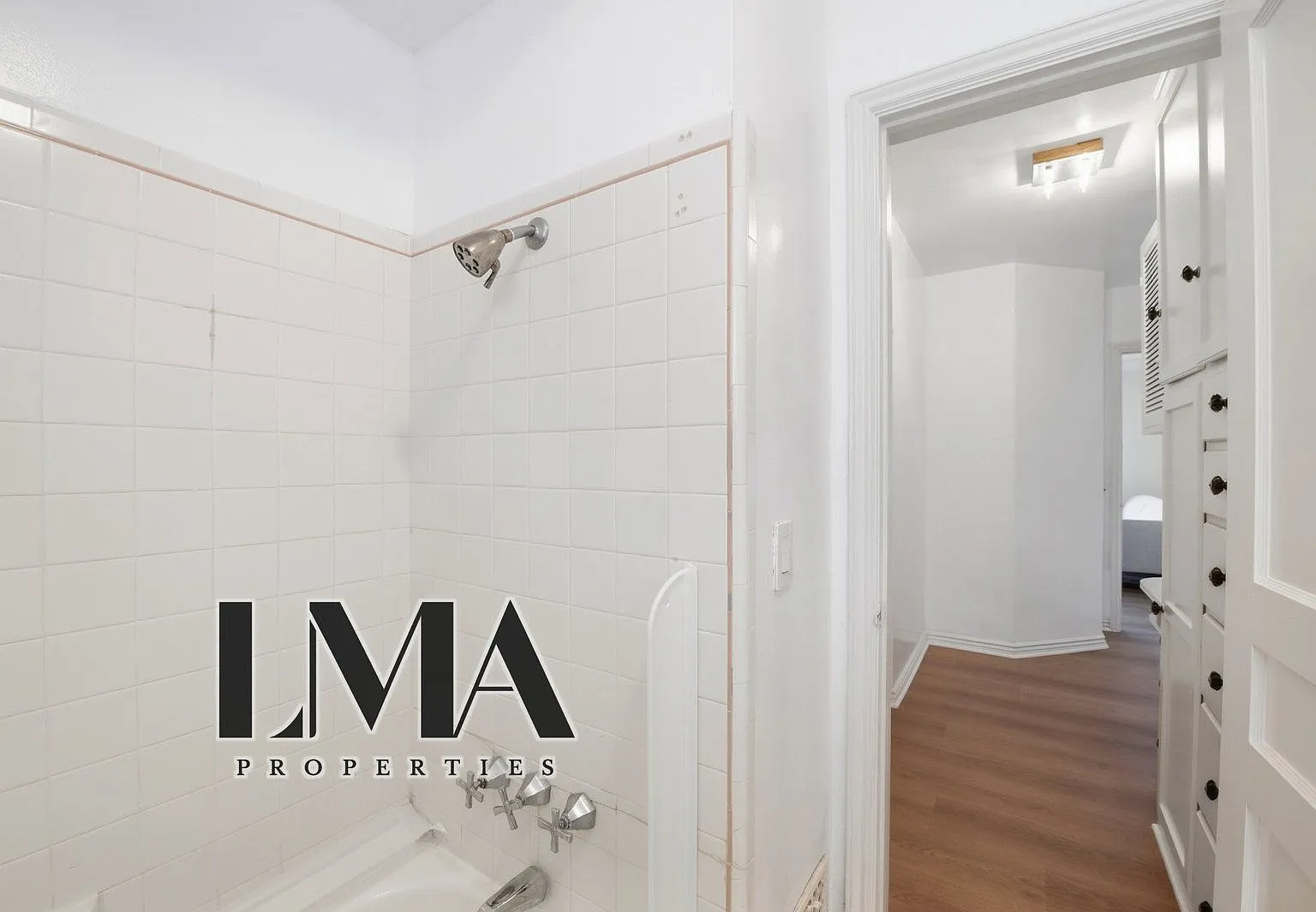 136 N Roxbury Dr — Photo 3