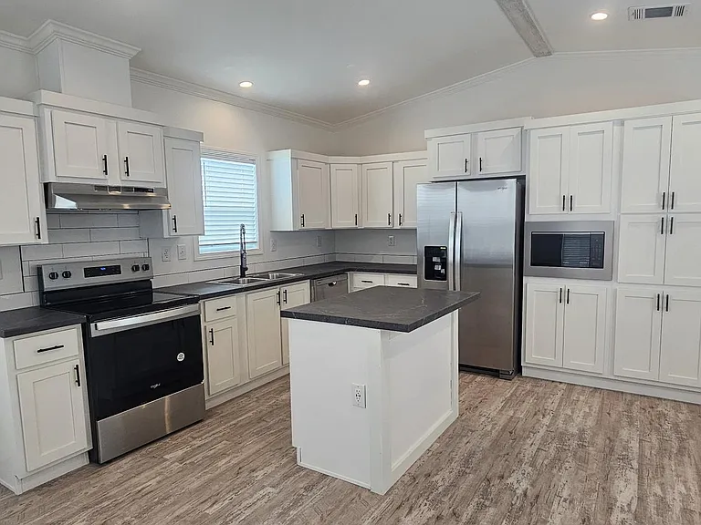 Dwelling at New Braunfels — Photo 67