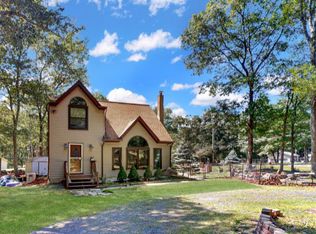 102 Swan Ct, Bushkill, PA 18324