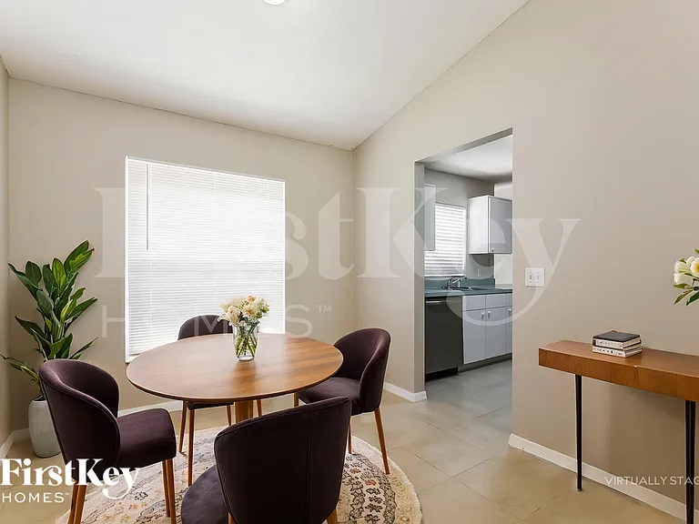 882 Trumbull St — Photo 6