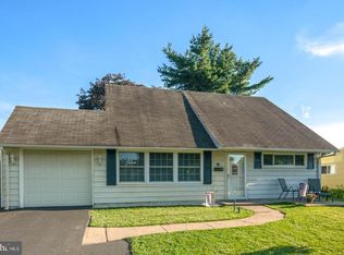 29 Maroon Rd, Levittown, PA 19056