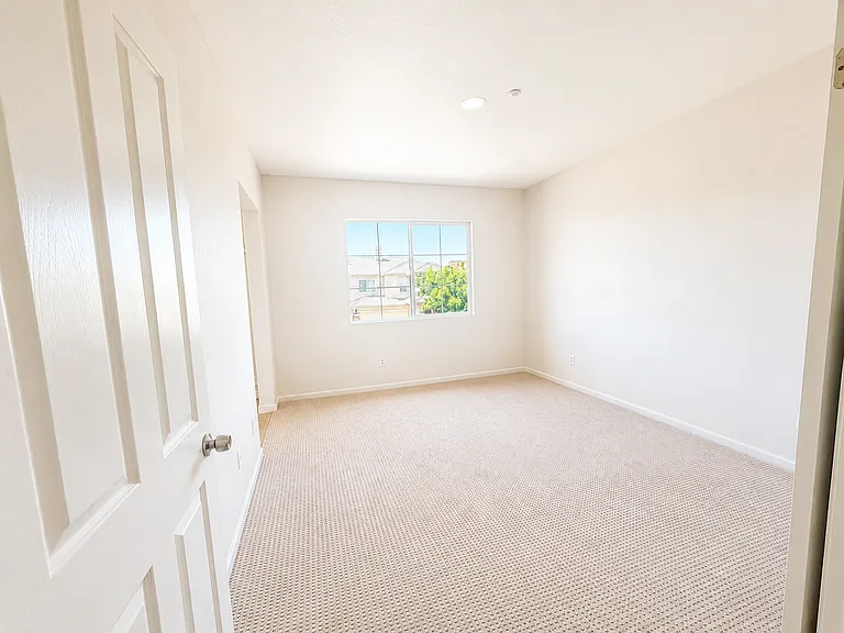 120 Mahogany Ln — Photo 3