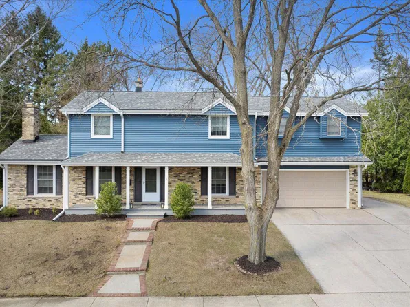 W61N955 Glenwood DRIVE, Cedarburg, WI 53012