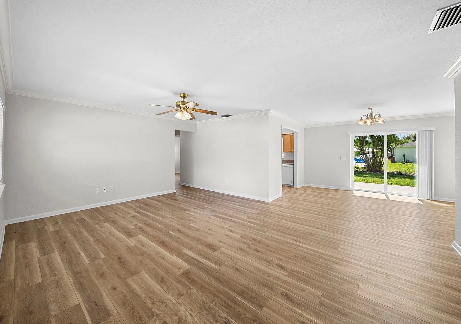Stunning 3 bedroom 2 bathroom SFH in Fort Myers shores — Photo 3