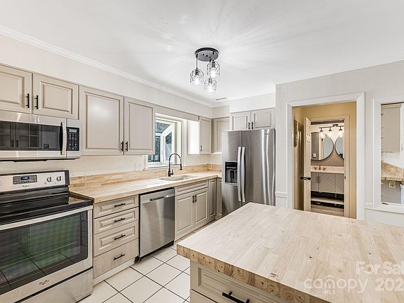4th image of 203 Thornbird Ave