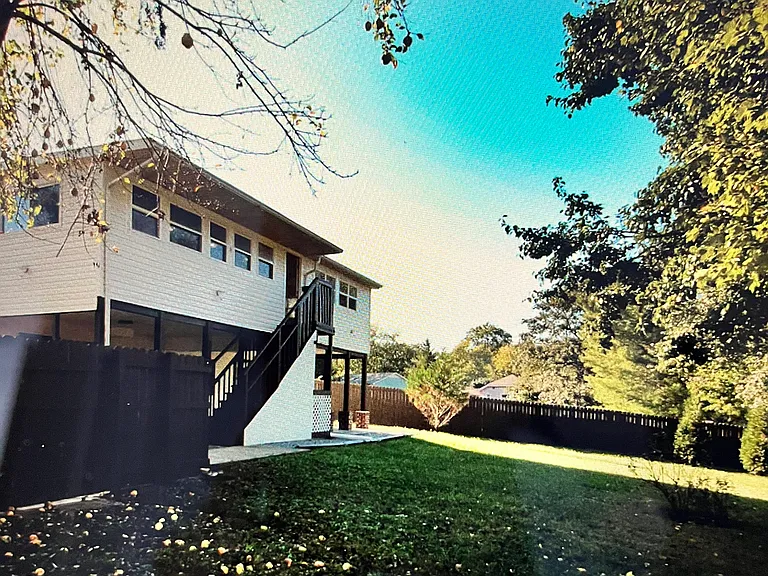 9301 Oakshire Cir — Photo 1