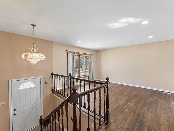 4th image of 643 Armitage Ave