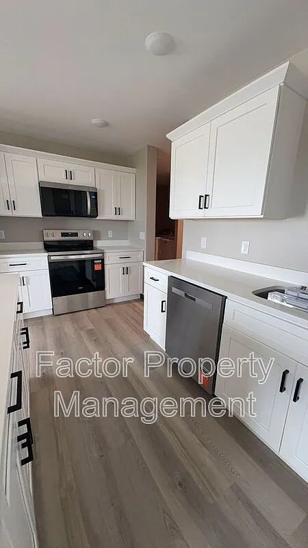 3 bed, 2.5 bath, 1800 sqft, $2,295 — Photo 3
