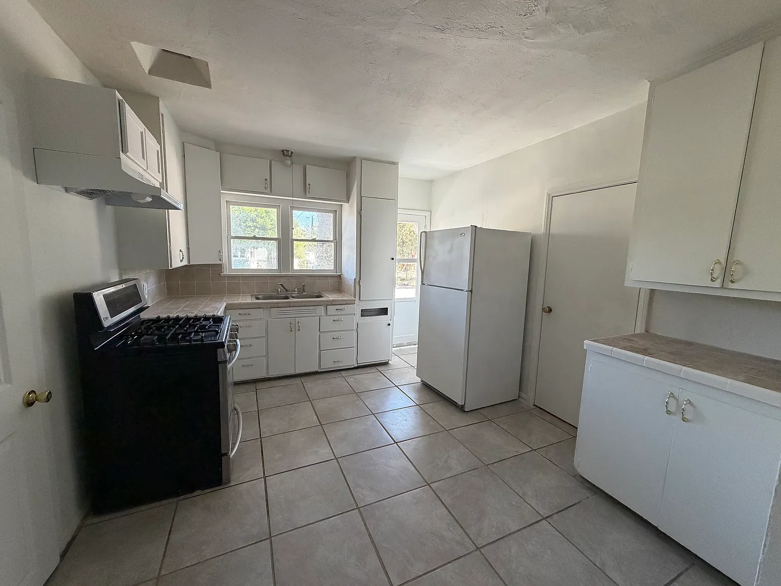 1 bed, 850 sqft, $2,650 — Photo 3