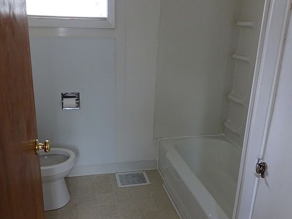 3rd image of 1009 Hedge St