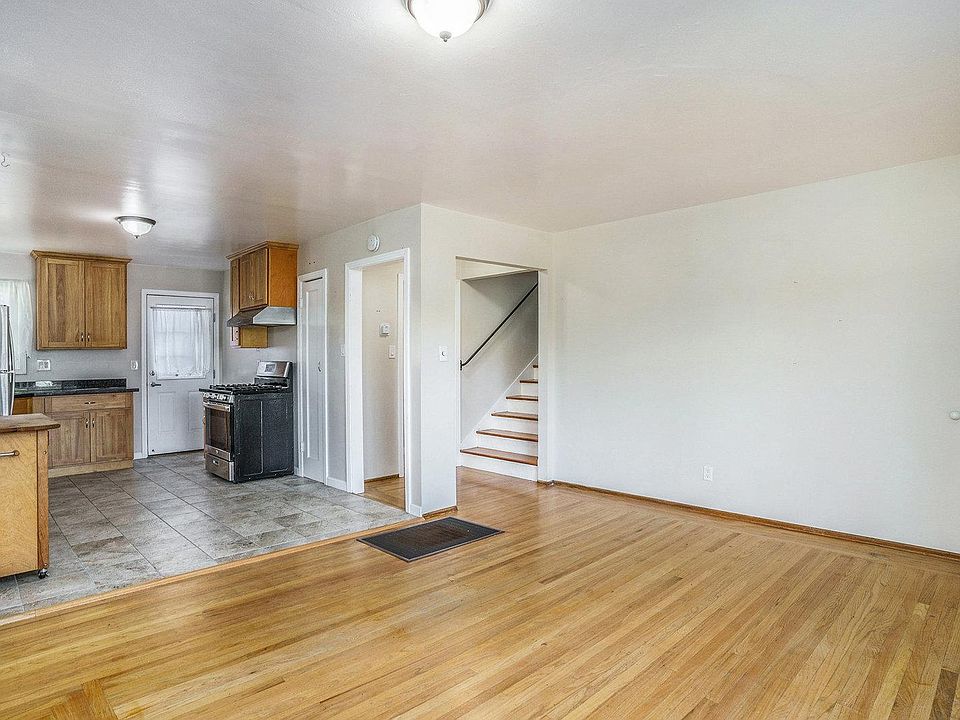 living room/ kitchen