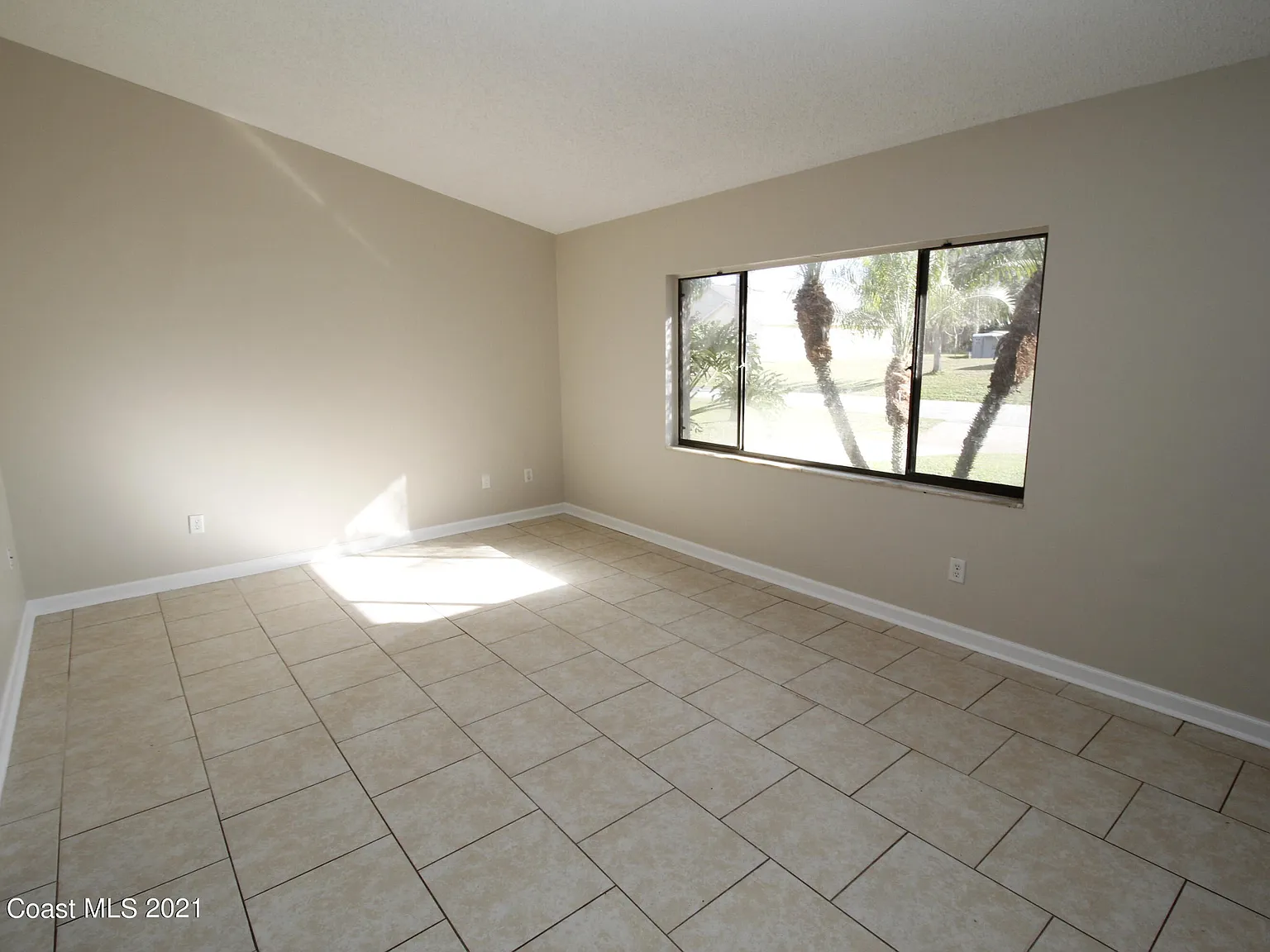 3 bed, 2.0 bath, 1374 sqft, $1,795 — Photo 2