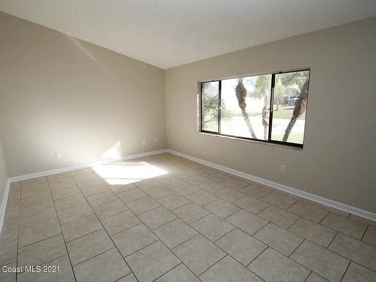 907 Commerce Rd SE — Photo 2