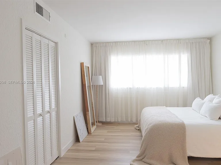 3250 N Palm Aire Dr #202 — Photo 8