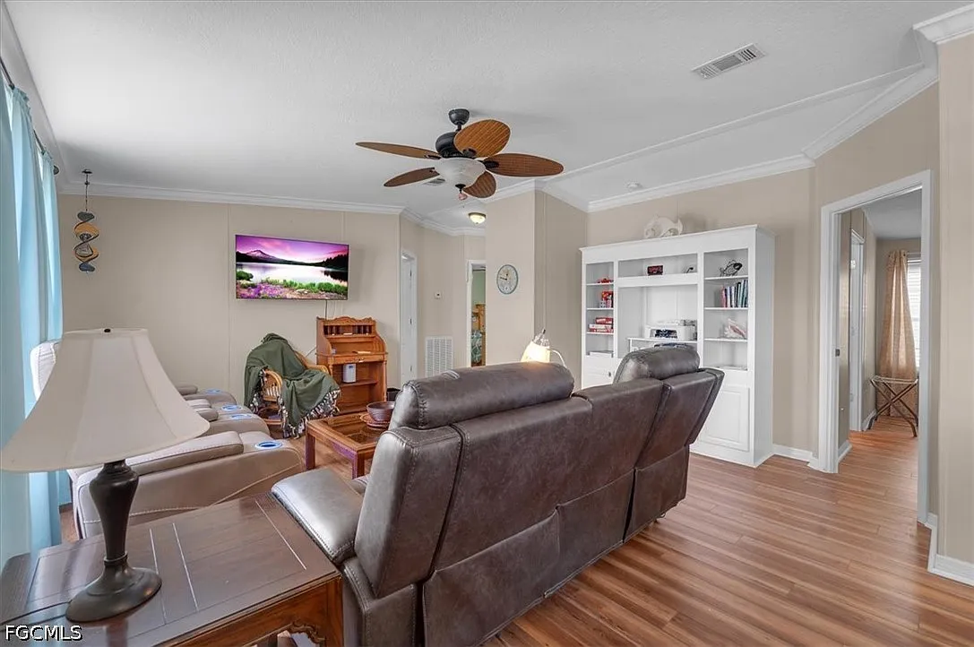 3 bed, 2.0 bath, 1296 sqft, $4,650 — Photo 4