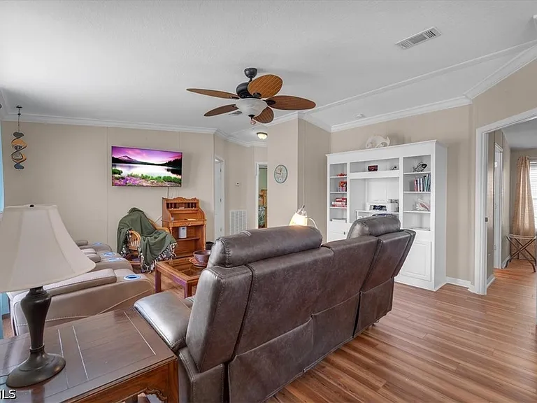 701 Coral Dr — Photo 4