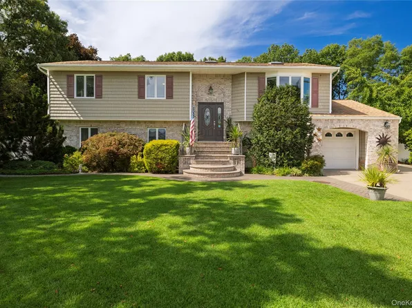 24 Sal Court, Bohemia, NY 11716