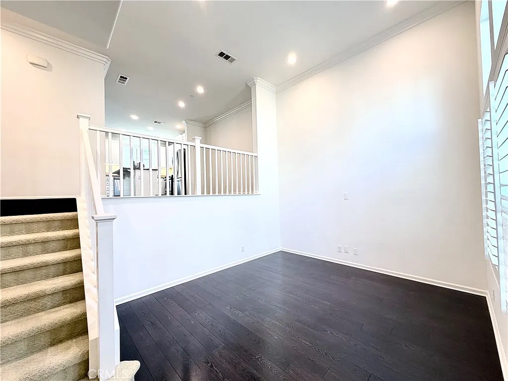 3 bed, 2.5 bath, 1560 sqft, $3,700 — Photo 2