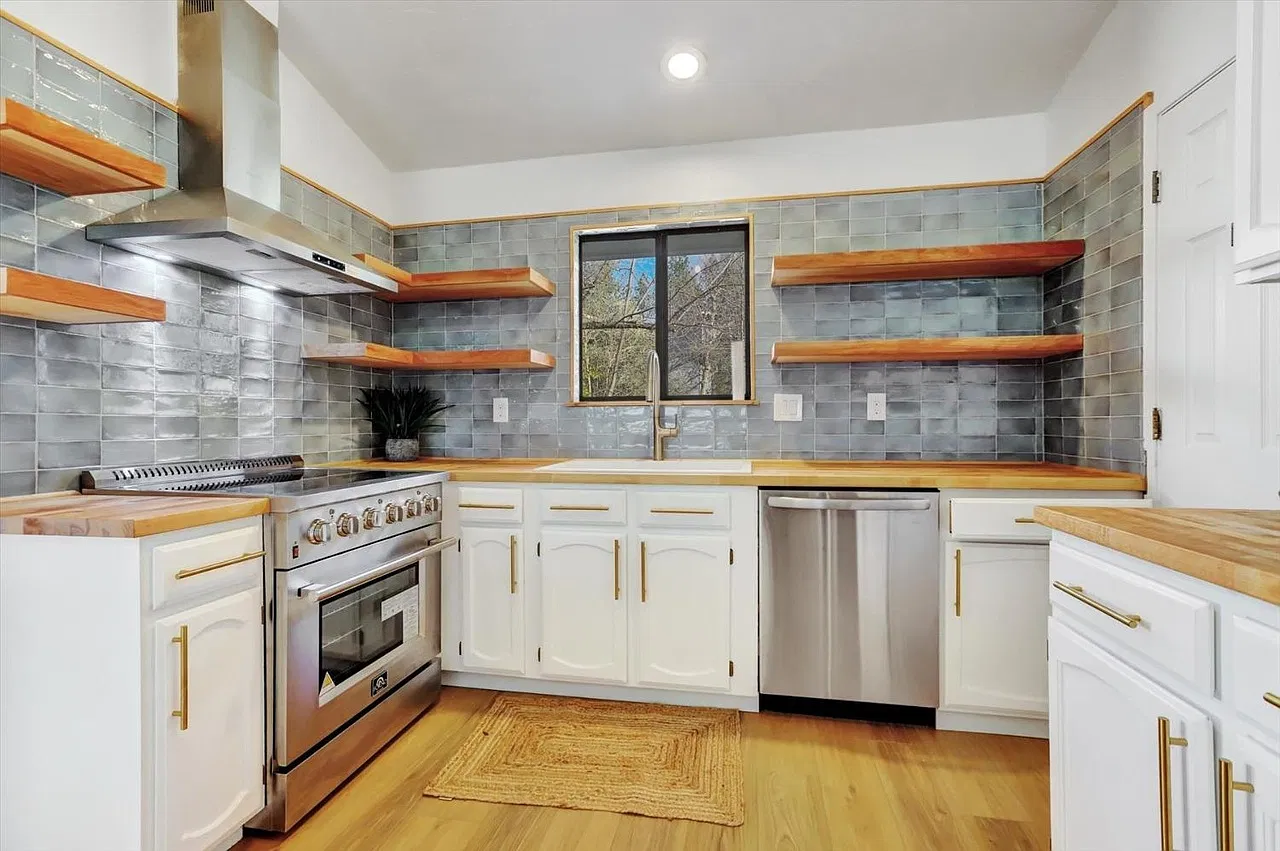 749 Doris Dr — Photo 1