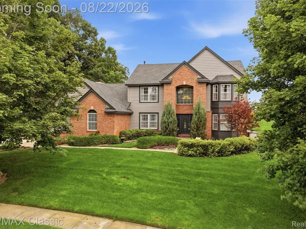 2333 Sandlewood Dr, White Lake, MI 48383