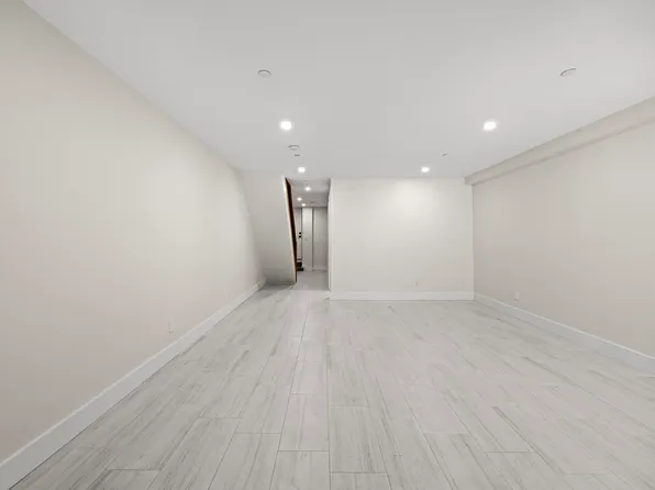 389 Manhattan Avenue image 35 of 38