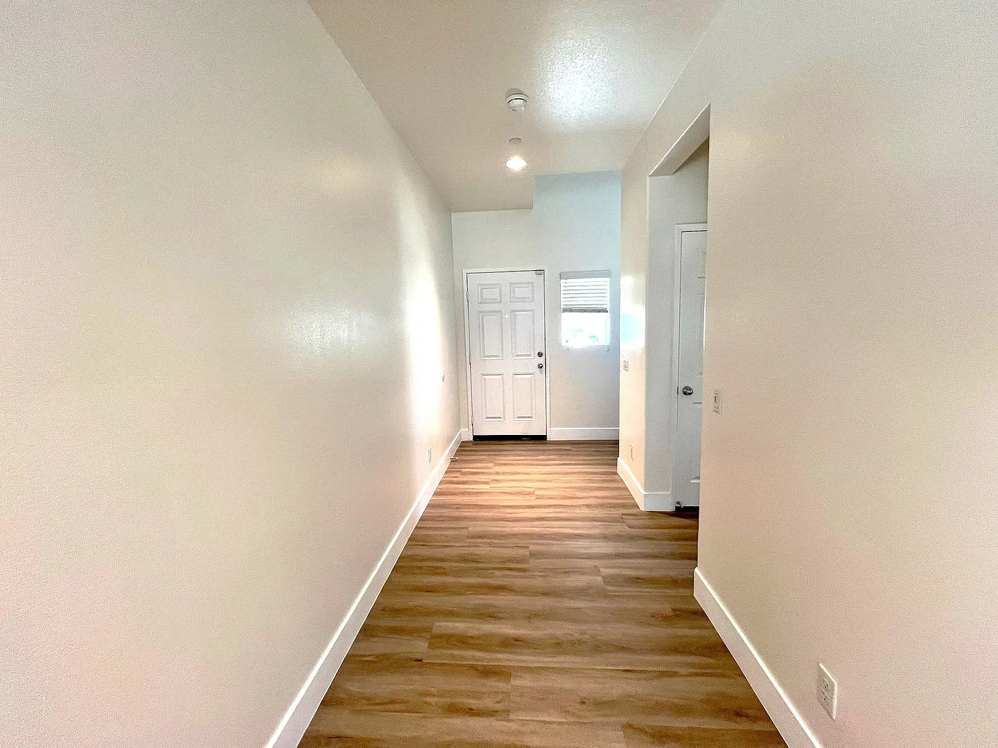 Beautiful 4BR/3BA Home with Loft & Downstairs Bedroom in Jurupa Valley — Photo 4