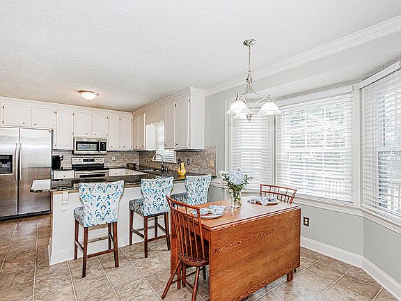 5th image of 3913 Hampton Dr