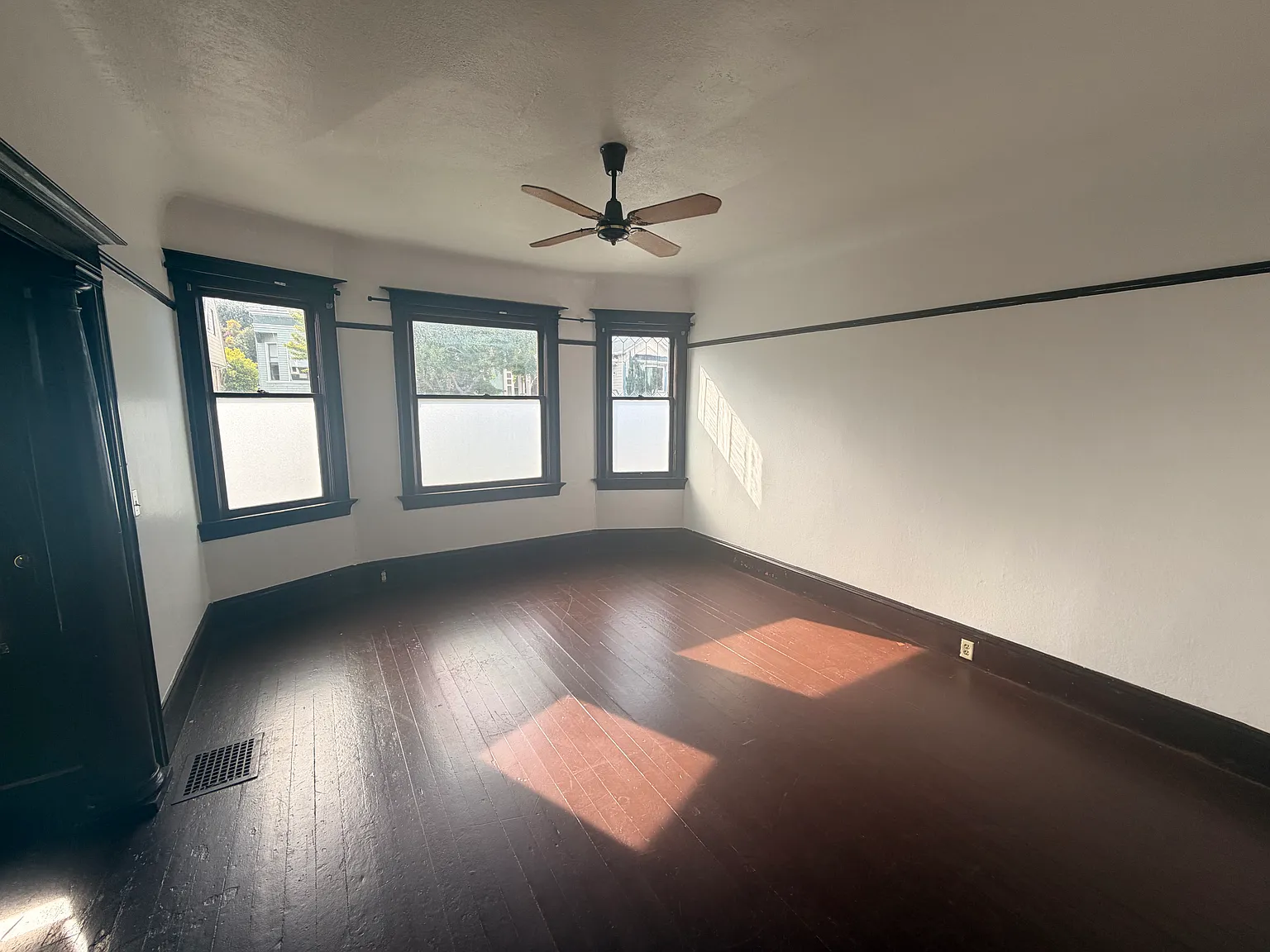 3 bed, 1200 sqft, $2,900 — Photo 3