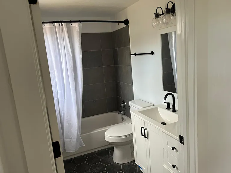 2015 NW 18th St #1/2 — Photo 4